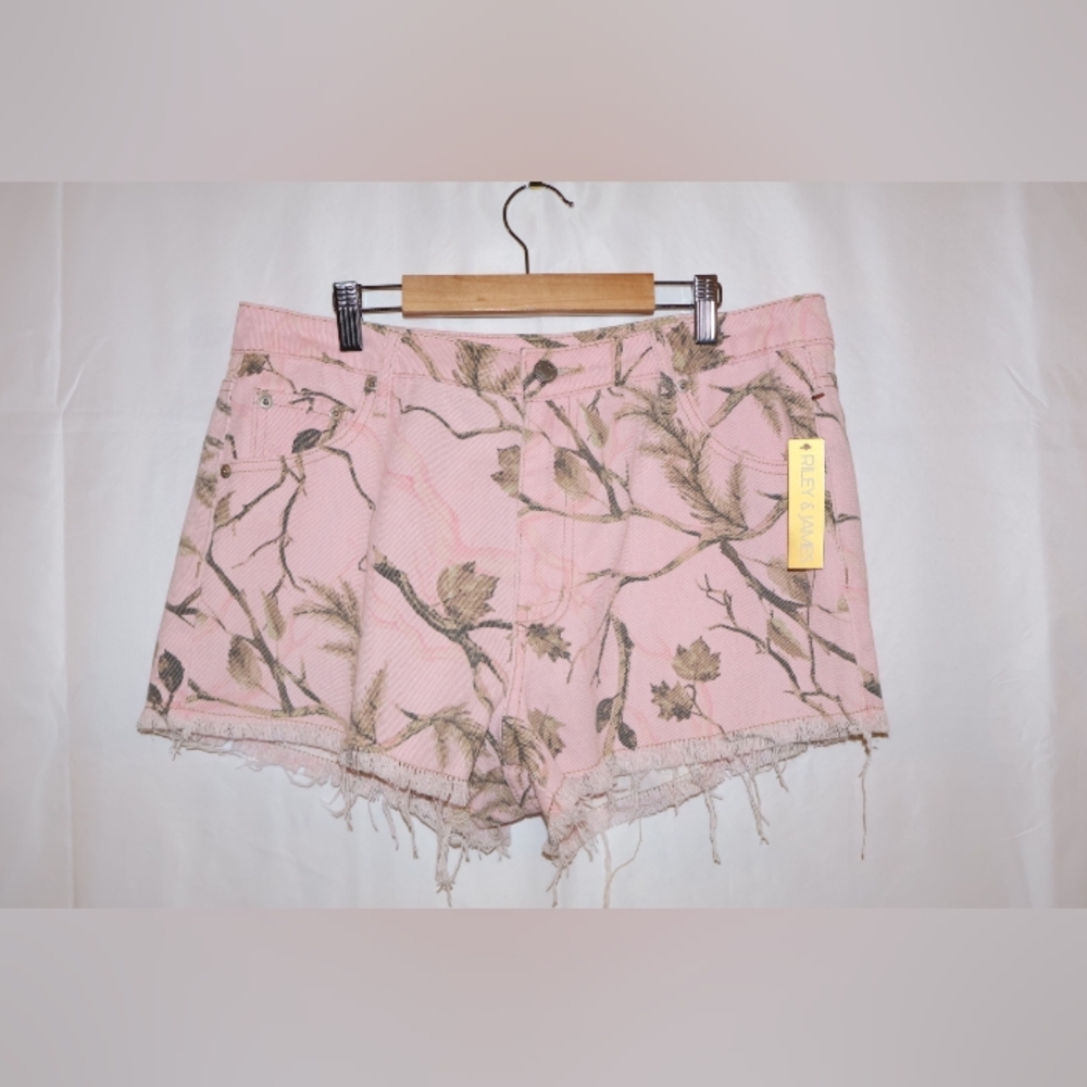 Riley And James Distressed Pink Camo Denim Shorts. Juniors Large. NWT.